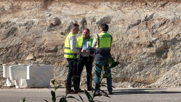 <i>José Luis Agea visita las obras de la carretera Ibros-Canena. / Diputación de Jaén.</i>