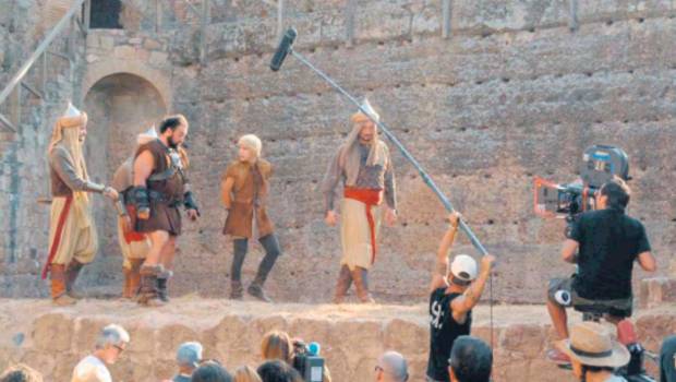 <i>El Castillo de Baños de la Encina acogió al equipo técnico y artístico de la película “El Capitán Trueno y el santo grial” en la primera jornada de grabación. / Archivo histórico Diario JAÉN. </i>