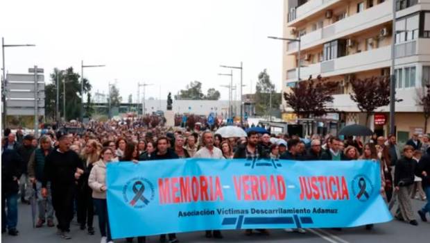 <i>Imágenes de archivo de la marcha convocada por la Asociación Víctimas del Descarrilamiento de Adamuz el pasado 20 de marzo. / Europa Press. </i>