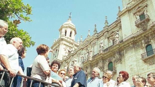 <i>Ciento sesenta mayores de trece centros de día de la provincia conocieron la capital con motivo del Día Mundial del Turismo. / Archivo histórico Diario JAÉN. </i>
