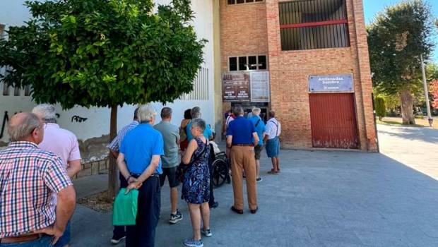 <i>Aficionados taurinos hacen cola el primer día de venta.</i>
