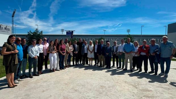 <i>Autoridades, directivos del Real Jaén y periodistas deportivos durante la inauguración. / Ayuntamiento de Jaén.</i>