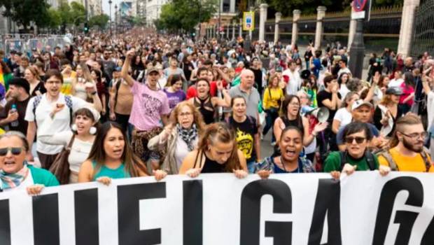 <i>Numerosas personas durante la manifestación para exigir una reducción del precio de los alquileres de la vivienda, a 3 de octubre de 2026, en Madrid. / Europa Press. </i>