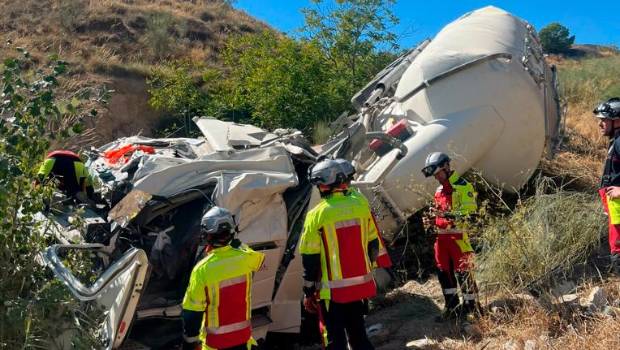 <i>El cuerpo de bomberos en el lugar del accidente en la A-44. / Bomberos de Jaén. </i>