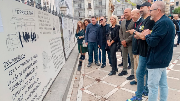<i>Visita institucional al tradicional exposición, instalada en la verja de la Diputación. / Ayuntamiento de Jaén. </i>