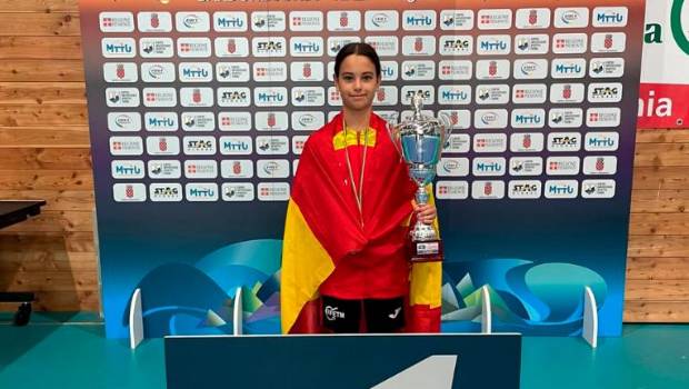 <i>Fátima Burgos posa con el trofeo en el campeonato celebrado en Italia.</i>