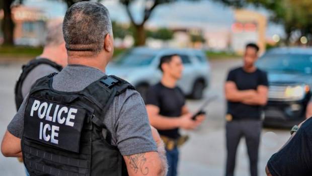 <i>Un agente del Servicio de Control de Inmigración y Aduanas (ICE) en una operación antiinmigratoria en Houston, Texas. / Europa Press. </i>