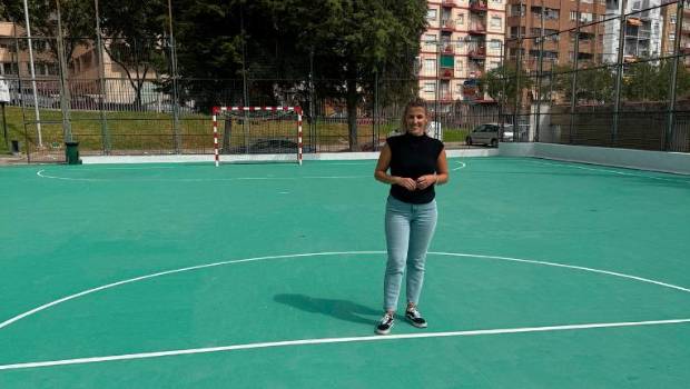 <i>Beatriz López en la pista exterior de fútbol sala. / Ayuntamiento de Jaén. </i>