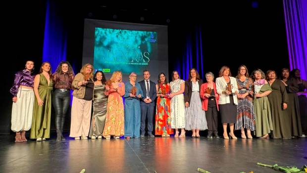 <i>Foto de familia de las galardonadas. / Ayuntamiento de Jaén.</i>