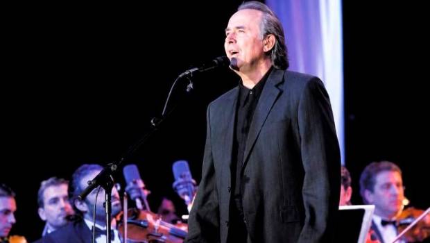 <i>Joan Manuel Serrat, arropado por la Orquesta Filarmónica de Andalucía. / Archivo Histórico de Diario JAÉN.</i>
