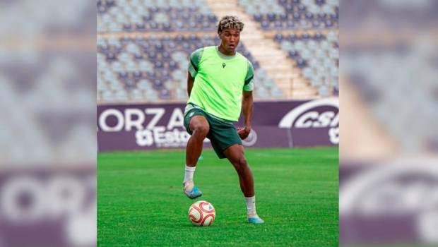 <i>Seydou Fall controla el balón en una sesión de entrenamiento en el Estadio Caja Rural La Victoria. / Real Jaén CF. </i>