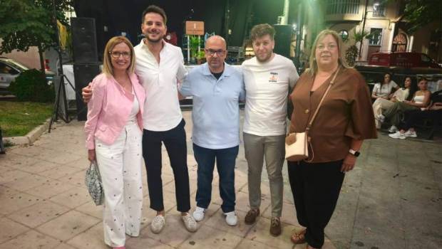 <i>María del Carmen Angulo con el pregonero y miembros de la asociación vecinal. / Carmen Jiménez / Diario JAÉN. </i>