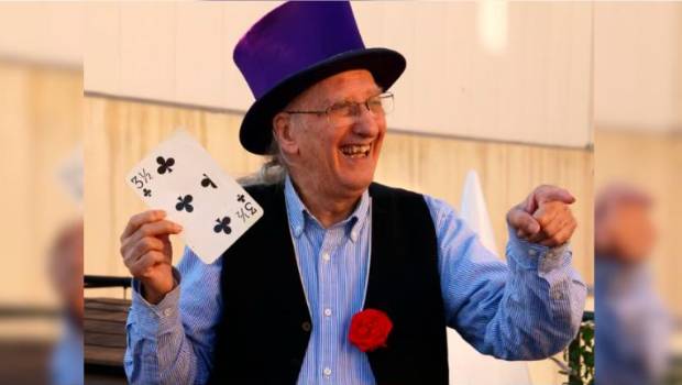 <i> Juan Tamariz con sus cartas de magia. / Europa Press. </i>