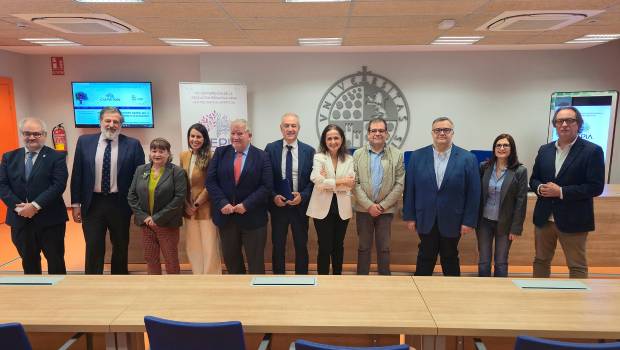 <i>Foto de familia de autoridades, tras la presentación de la XXI Conferencia de la Asociación Española para la IA. / UJA.</i>