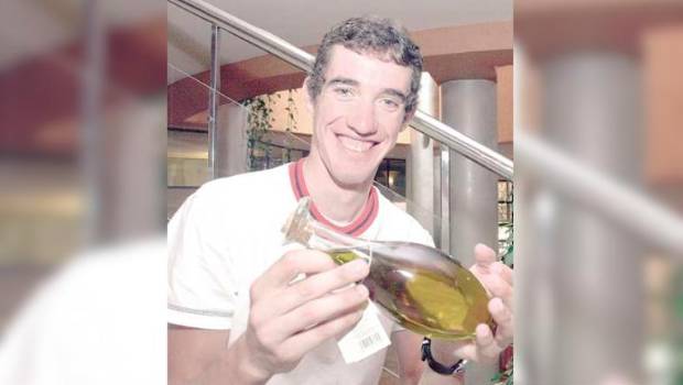 <i>Isidro Nozal junto a una botella de aceite de oliva de Jaén. / Archivo histórico Diario JAÉN. </i>