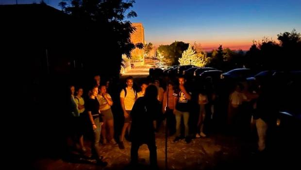 <i>Medio centenar de personas participa en la jornada nocturna de senderismo “Jaén no duerme en verano”. / Ayuntamiento de Jaén. </i>