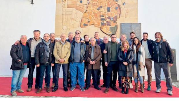 <i>La Asociación de Artesanos de Úbeda, uno de los reconocidos, en una inauguración del mural.</i>