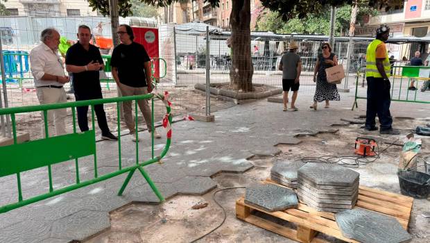 <i>Retirada de las baldosas tipo Gaudí de la Plaza de la Constitución. / Ayuntamiento de Jaén.</i>