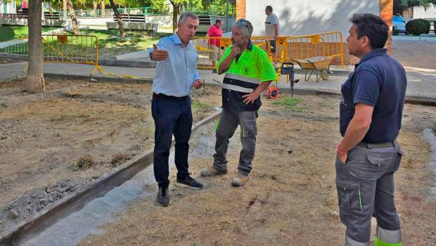 <i>Visita de Javier Padorno a la construcción de lo que serán las nuevas pistas de petanca en el Polígono de El Valle. / Ayuntamiento de Jaén. </i>