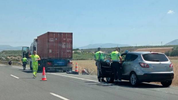 <i>Agentes de Guardia Civil y operarios atienden el accidente producido en la A-44. / F. Miranda / Diario JAÉN. </i>