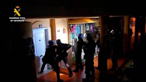 <i>Entrada de la Guardia Civil en un domicilio de los sospechosos. / Guardia Civil.</i>