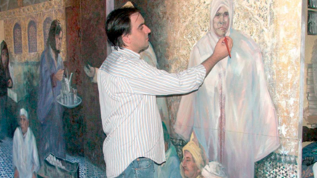 <i>Miguel Ángel López Expósito pinta un gran cuadro de ambientación costumbrista marroquí, que expondrá en el Museo.</i>