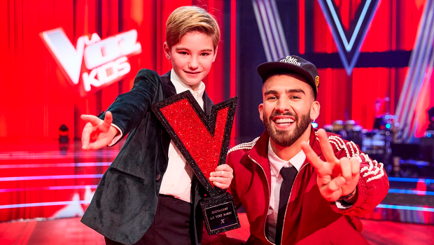 <i>El pequeño Lucas Paulano y el cantante Manuel Turizo. / Antena 3.</i>