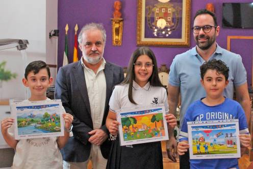 <i>Francisco Lechuga, Manuel Holguín, Jimena Robles, Pablo Estévez y Miguel Castillejo recogen el reconocimiento. / Ayuntamiento de Jaén.</i>