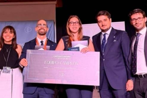 <i>Representantes de Aduja recogiendo el premio. / Universidad de Jaén. </i>