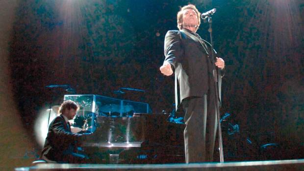 <i>El cantante linarense Raphael demostró sobre el escenario de su ciudad natal el excelente estado de forma del que disfruta en la actualidad. / Archivo Histórico de Diario JAÉN.</i>