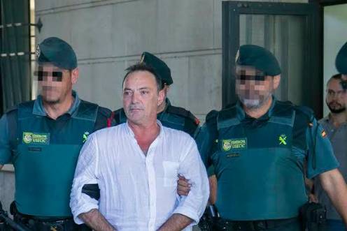 <i>José Antonio Marín, gerente de Magrudis, en el momento del pase a disposición judicial junto a su hijo, Sandro, al fondo, tras ser acusados de delitos de homicidio imprudente y contra la salud pública. Archivo. / María José López / Europa Press.</i>