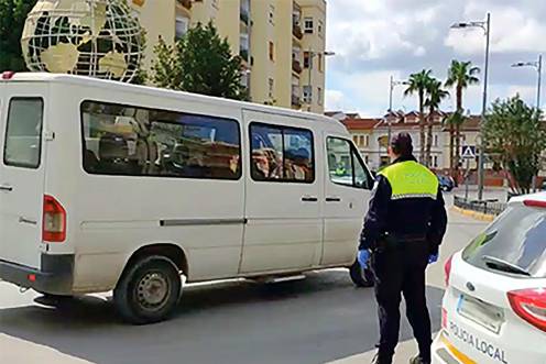 <i>Un agente de la policía de Martos en la vía pública. </i>