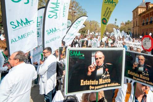 <i>Manifestación en Sevilla convocada por el Sindicato Médico Andaluz en rechazo del Estatuto Marco que impulsa el Ministerio de Sanidad. A 18 de marzo de 2026 en Sevilla. / Europa Press.</i>