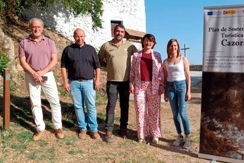<i>Autoridades junto a un de las nuevas balizas inteligentes. / Ayuntamiento de Cazorla. </i>