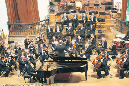 <i>Integrantes de la Netherlands Symphony Orchestra dirigidos por Jan Villem de Vriend. / Archivo Histórico de Diario JAÉN.</i>