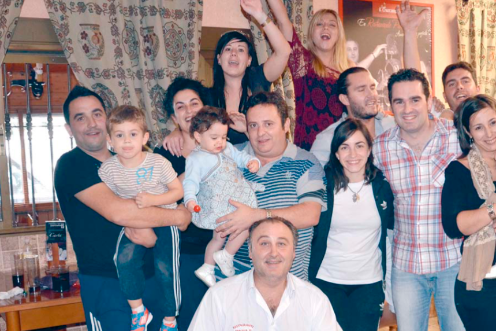 <i>Clientes y trabajadores del bar El Mísero de Torredelcampo, donde se vendieron algunos de los 27 cupones agraciados con el primer premio. / Archivo Histórico de Diario JAÉN.</i>