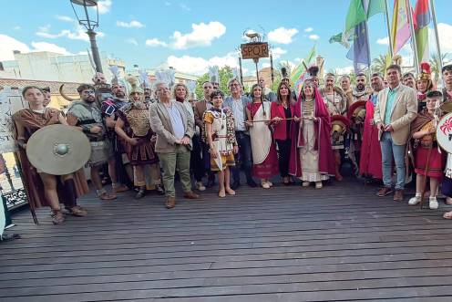 <i> Foto de familia con la alcaldesa, Auxi del Olmo, y parte de la Corporación municipal al comienzo de las fiestas. / Diario JAÉN.</i>