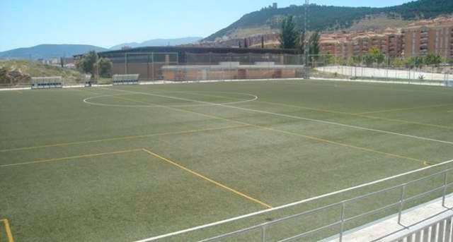 <i>Vista general del campo de fútbol de césped artificial de las Instalaciones Deportivas de Las Fuentezuelas. </i>