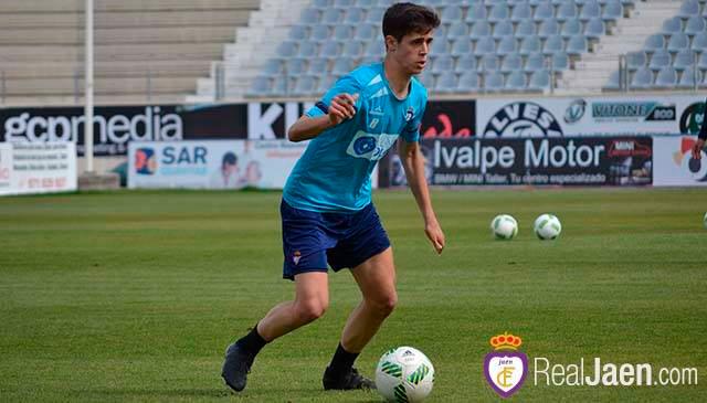 <span class=mln_uppercase_mln>PROGRESIÓN</span><i>. A la izquierda, en un entrenamiento con el Real Jaén. A la derecha, en su duelo ante el Omonia.</i>