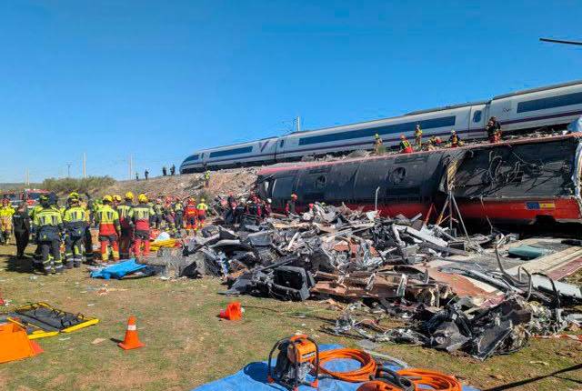 <i>Así quedan ambos trenes tras el impacto. / Fotografías: Ministerio de Defensa y Europa Press.</i>