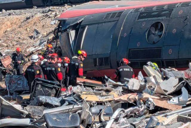 Así han quedado el Iryo y el AVE tras el choque en Urda: El accidente de Toledo en imágenes