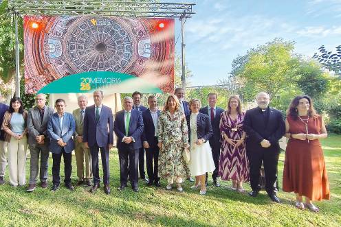<i>Foto de familia de las autoridades y representantes que acudieron a la presentación de la Memoria Anual. / Álex Gómez / Diario JAÉN.</i>