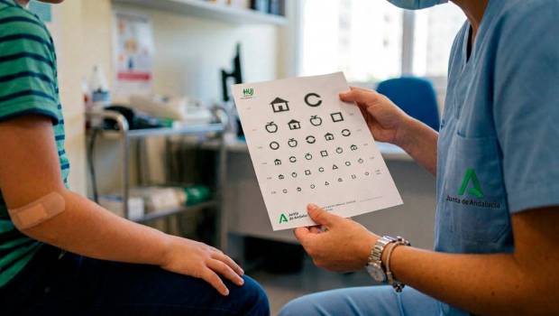 <i>Un profesional sanitario del Hospital de Jaén realiza un examen de agudeza visual a un paciente pediátrico utilizando un test de símbolos. / Junta de Andalucía. </i>