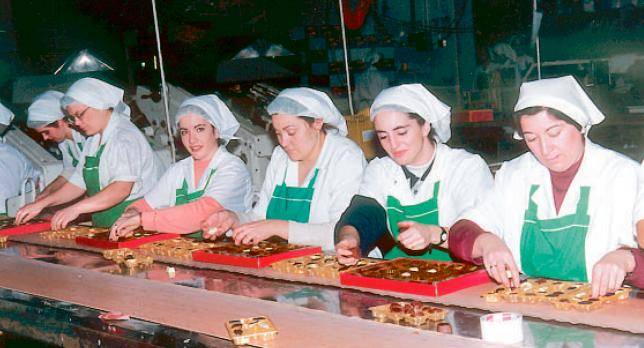 <i>Trabajadoras de la empresa “Doña Jimena”. / Archivo histórico Diario JAÉN. </i>