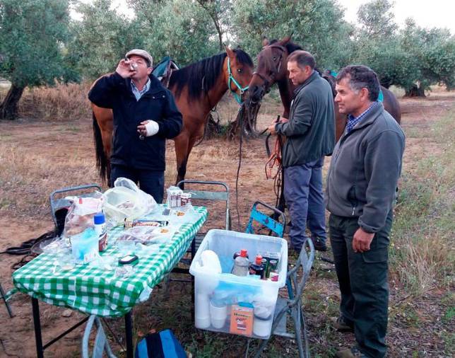 <i>Desayuno al inicio de la jornada: Café de “pucherete”, tortas, y un vasillo de “mistela” para que no se olviden los sabores serranos.</i>