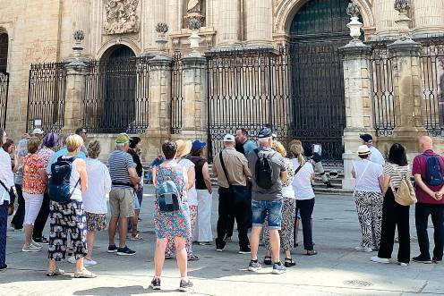 <i>Un grupo de turistas que observa la Catedral y el patrimonio cultural del entorno de la Plaza de Santa María en Jaén capital. / A. Medina / Diario JAÉN.</i>