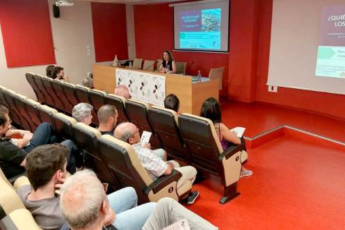 <i>Intervención de la investigadora Eva Montes, durante las jornadas. / UJA.</i>