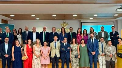 Representantes de las oficinas de Caja Rural de Jaén más destacadas en materia de seguros en 2024, con Fernando Planelles y Juan Gallego.