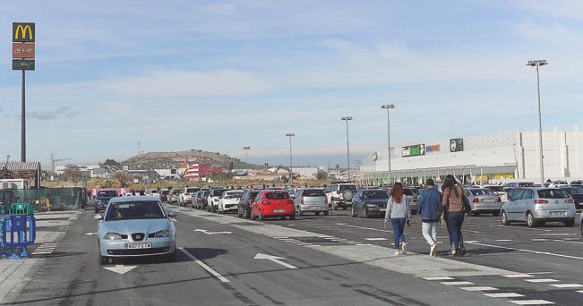 ARCHIVO. <i>Decenas de coches, aparcados en las instalaciones del Jaén Plaza en una fotografía de archivo.</i>