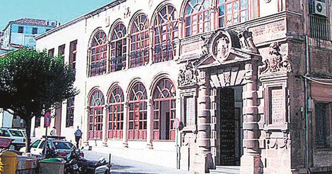 ADMINISTRACIÓN. <i>Exterior del edificio que alberga el Ayuntamiento de Martos.</i>